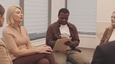 Grup terapisi sırasında zihinsel sorunları tartışan olgun erkek ve kadın gruplarının ve Afrikalı Amerikalı erkek psikologların orta derecede yavaşlaması.
