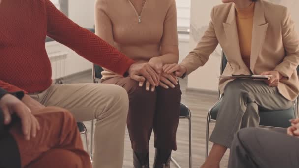 支援グループ会議で彼女の感情的な問題を共有する成熟した女性の動揺を聞いている人々のグループの減速を傾ける — ストック動画