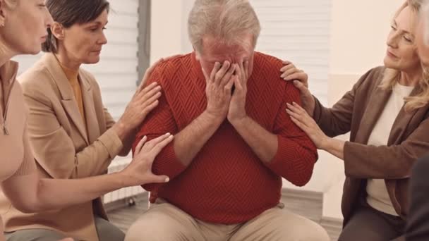 Keskipitkä Hidas Valkoihoinen Vanhempi Mies Peittää Kasvonsa Käsillään Itkien Tukiryhmän — kuvapankkivideo