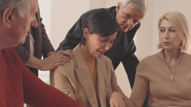 Средний Медлительность Отчаявшейся Зрелой Женщины Плачет Время Встречи Группы Поддержки — стоковое видео
