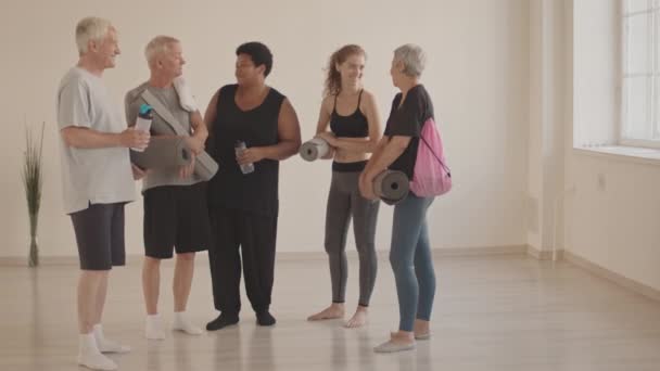 Spor Kıyafetleri Içinde Ellerinde Yoga Minderleri Genç Bayan Antrenörleriyle Geniş — Stok video