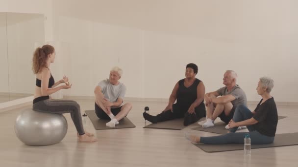 Apuñalada Diverso Grupo Hombres Mujeres Mayores Activos Sentados Colchonetas Yoga — Vídeos de Stock