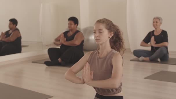 Tiro Médio Jovem Bela Mulher Caucasiana Sentada Pose Lótus Meditando — Vídeo de Stock