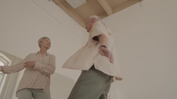 Arco Tiro Casal Sênior Enérgico Divertindo Enquanto Festa Dançando Juntos — Vídeo de Stock