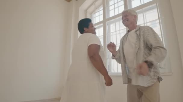 Pista Tiro Dois Felizes Diversos Casais Seniores Dançando Divertindo Estúdio — Vídeo de Stock
