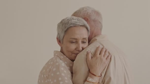 Mittlere Aufnahme Zweier Unterschiedlicher Senioren Paare Die Nostalgisch Geräumigen Tanzstudio — Stockvideo