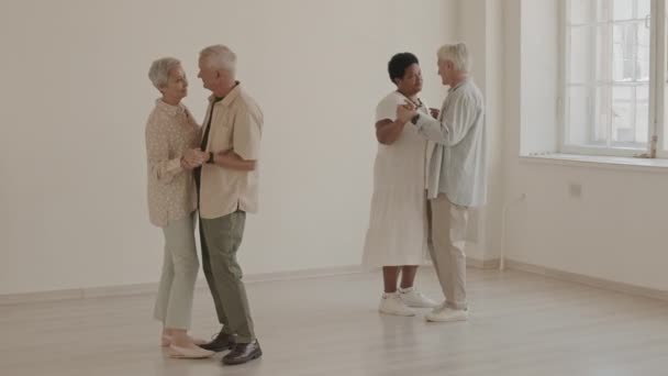 Aufnahme Voller Länge Von Zwei Verschiedenen Senioren Paaren Die Sich — Stockvideo