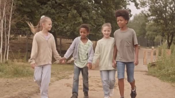 Slowmo Quatre Enfants Joyeux Divers Marchant Vers Caméra Long Parc — Video