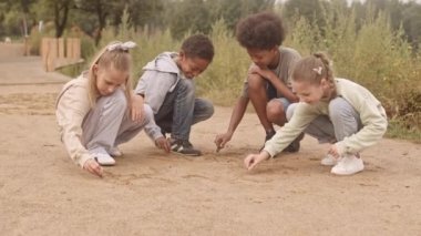 Dört farklı okul öğrencisinin parkta kumları çizerken konuşmaları, yazları birlikte geçirmeleri...