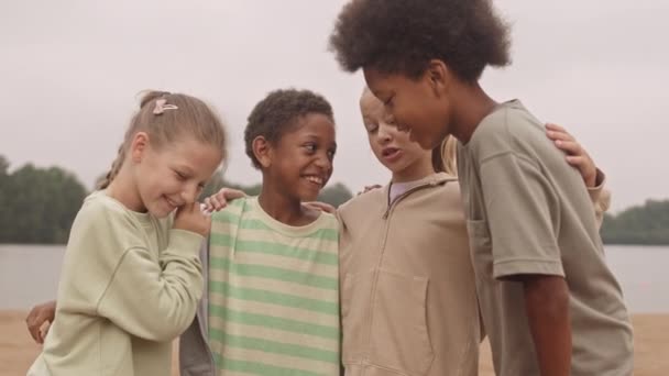 Dört Neşeli Çoklu Etnik Çocuğun Yaz Mevsimindeki Gibi Sahilde Konuşurken — Stok video