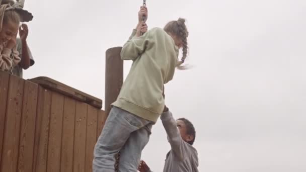 Slowmo Χαρούμενα Πολυεθνικά Παιδιά Που Διασκεδάζουν Παίζοντας Μαζί Ξύλινη Παιδική — Αρχείο Βίντεο