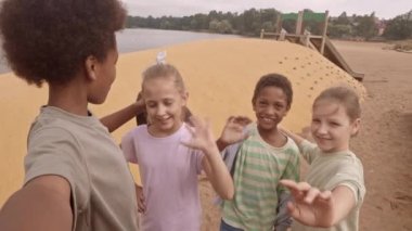 Afrika kökenli Amerikalı çocuğun el bilgisayarı yavaş yavaş çektiği videoda çok ırklı okul arkadaşları el sallıyor ve gülümsüyor. Bu arada yazın boş zamanlarını oyun alanında geçiriyorlar.