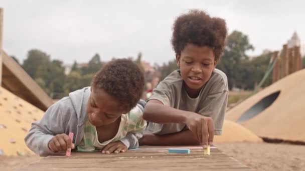 Langzaam Van Twee Afro Amerikaanse Jongens Tekenen Met Krijt Terwijl — Stockvideo