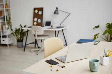 Bilgisayarın arkaplan görüntüsü rahat ofis içinde masanın üzerinde, kimse yok.