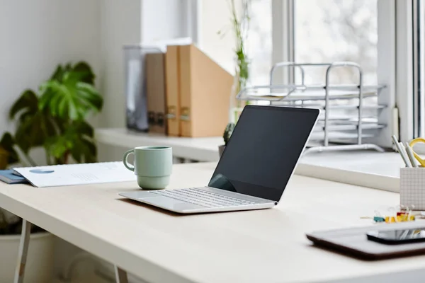 Minimális Közelsége Nyitott Laptop Íróasztal Kényelmes Otthoni Irodai Belső Másolás — Stock Fotó