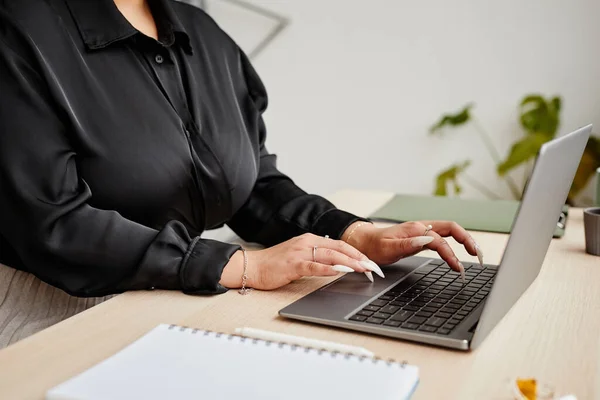Közelkép Etnikai Fekete Üzletasszony Használja Laptop Miközben Hálózatépítés Íróasztal Irodában — Stock Fotó