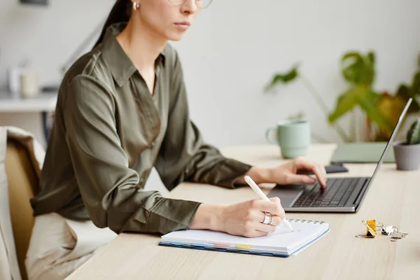 Zijaanzicht Portret Van Vrouwelijke Ondernemer Schrijven Notebook Tijdens Het Gebruik — Stockfoto