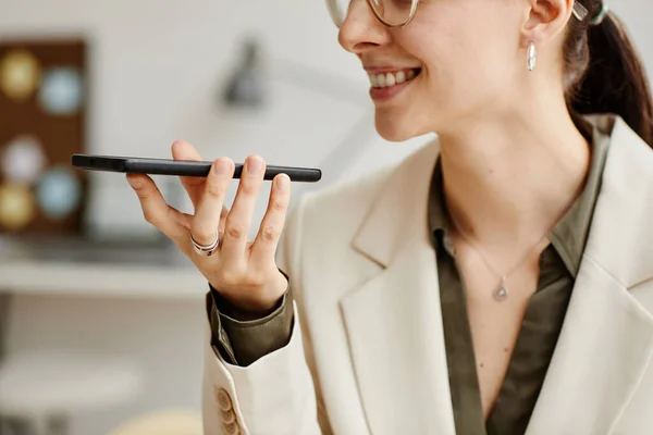 スマートフォンを持っている笑顔のビジネス女性の最小側のビューと音声メッセージを記録 — ストック写真