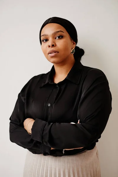 Retrato Vertical Empresária Negra Bem Sucedida Olhando Para Câmera Enquanto — Fotografia de Stock