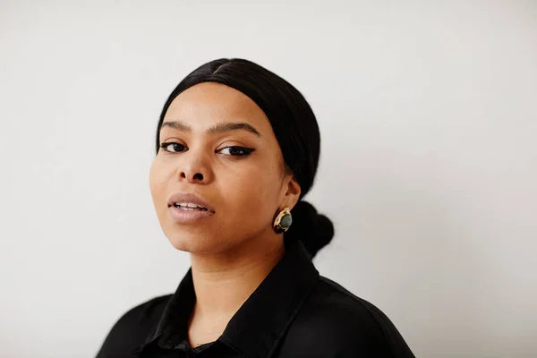 Retrato Mínimo Bela Mulher Negra Olhando Para Câmera Enquanto Contra — Fotografia de Stock