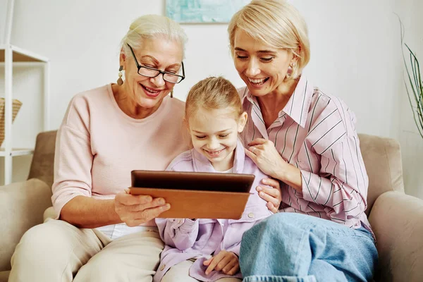 Retrato Feliz Todas Mulheres Família Olhando Para Tela Tablet Digital — Fotografia de Stock