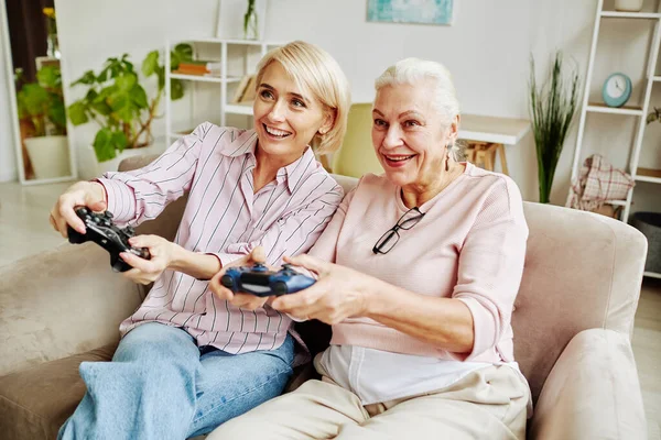 Ritratto Donna Anziana Sorridente Che Gioca Video Giochi Con Figlia — Foto Stock