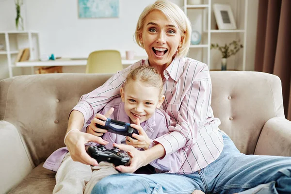 Ritratto Giovane Madre Sorridente Che Gioca Videogiochi Con Bambina Diverte — Foto Stock