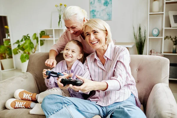Famiglia Felice Tre Donne Che Giocano Videogiochi Casa Divertono Insieme — Foto Stock