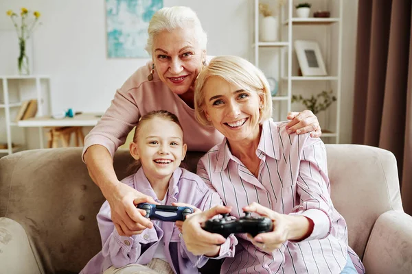 Портрет Сім Трьох Поколінь Грають Відеоігри Вдома Розважаються Разом Любові — стокове фото
