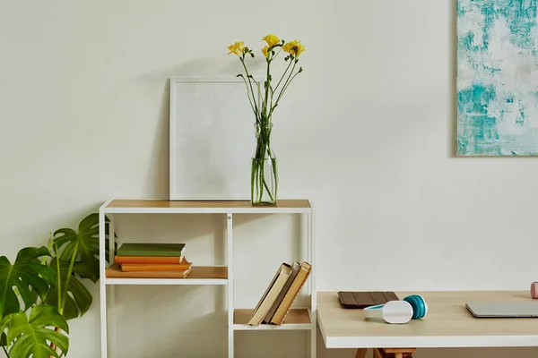Imagem Fundo Mínima Interior Simples Casa Com Flores Amarelas Elegantes — Fotografia de Stock