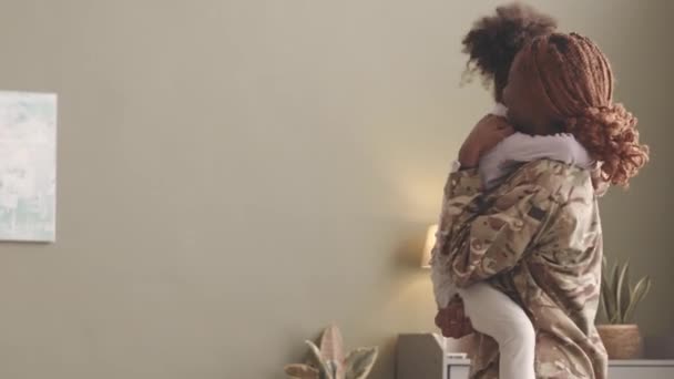 Slowmo Potěšené Afroameričanky Vojenské Uniformě Objímající Točící Svou Šestiletou Dceru — Stock video
