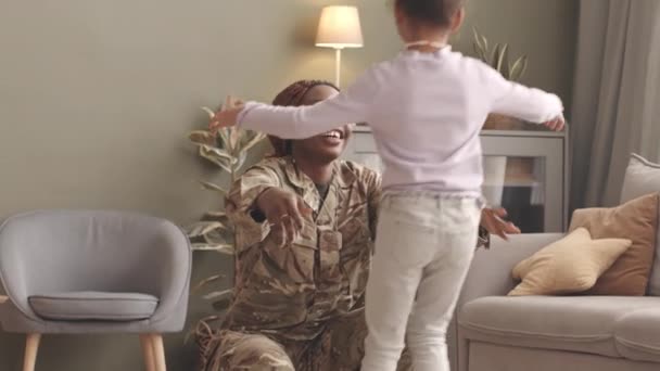 Slowmo Feliz Jovem Soldado Afro Americano Uniforme Militar Reunindo Com — Vídeo de Stock