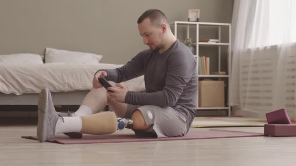 Slowmo Νεαρός Καυκάσιος Άνδρας Προσθετικό Πόδι Κύλιση Στο Smartphone Ενώ — Αρχείο Βίντεο