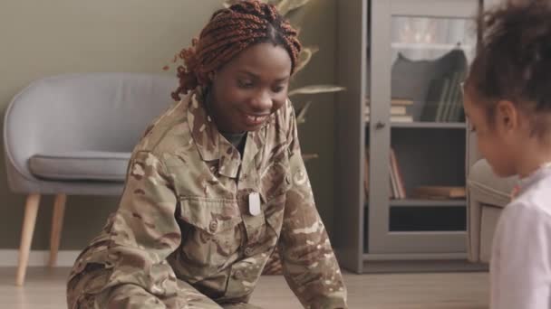 Повільна Усміхнена Молода Чорна Жінка Дредлоками Військовій Формі Маленька Дочка — стокове відео