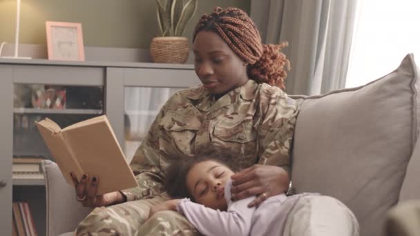 Lento Calma Relajado Joven Mujer Negra Uniforme Militar Libro Lectura — Vídeo de stock
