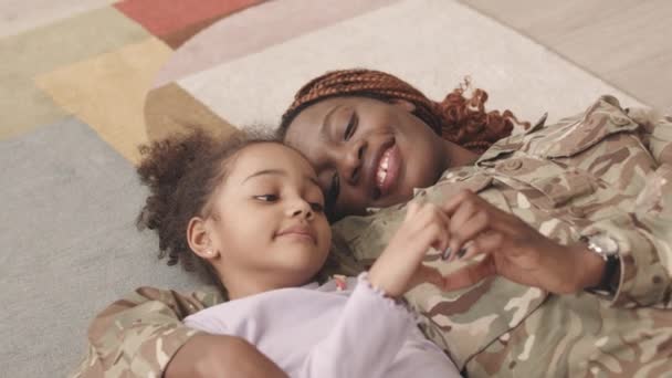 Slowmo Von Entzückter Junger Schwarzer Frau Militäruniform Und Ihrer Niedlichen — Stockvideo
