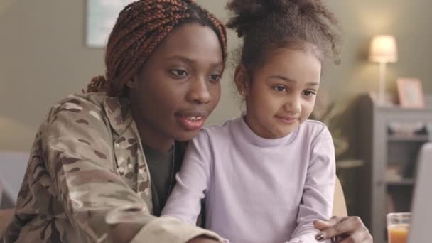 Vita Rallentata Della Giovane Donna Militare Afroamericana Della Sua Graziosa — Video Stock