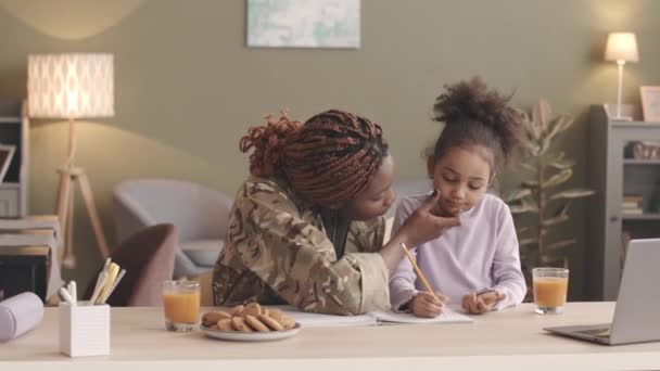 Заспокойся Про Ласкаву Афроамериканську Матір Військовій Формі Допомагай Дочці Домашнім — стокове відео