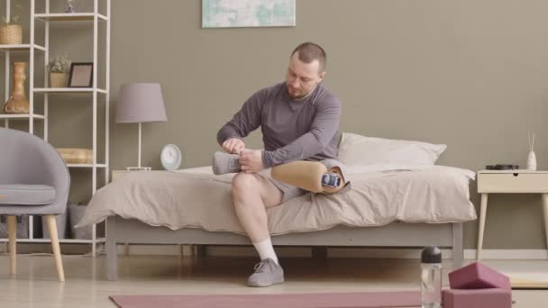 Slowmo Eines Jungen Kaukasischen Mannes Mit Beinprothese Aktivkleidung Der Schnürsenkel — Stockvideo