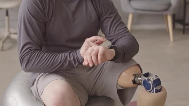 Порожнеча Невпізнаваного Чоловіка Протезною Ногою Таймері Активного Одягу Смарт Годиннику — стокове відео