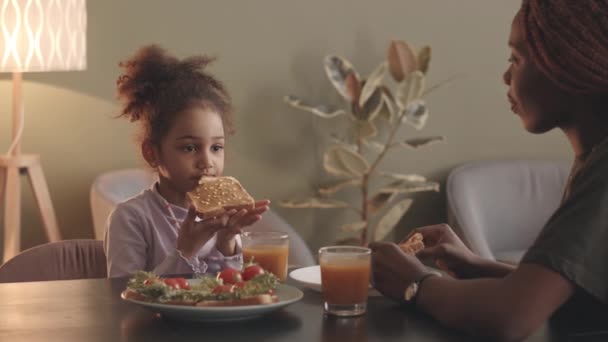Talie Sus Încetinire Tânără Femeie Neagră Dreadlocks Fiica Ani Mănâncă — Videoclip de stoc