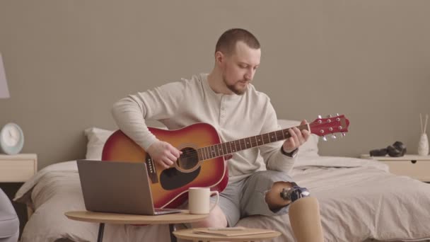 Μέτριος Αργός Νεαρός Καυκάσιος Άνδρας Προσθετικό Πόδι Μαθαίνει Παίζει Κιθάρα — Αρχείο Βίντεο