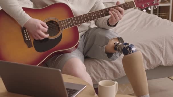 Slowmo Ταλαντούχος Νεαρός Καυκάσιος Άνδρας Προσθετικό Πόδι Παίζει Ακουστική Κιθάρα — Αρχείο Βίντεο