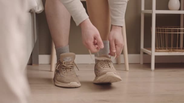 Langsam Schnürt Ein Junger Mann Mit Beinprothese Schnürsenkel Turnschuhen Bevor — Stockvideo
