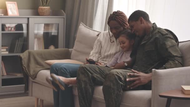 Lassú Afro Amerikai Katona Aki Képeket Mutat Okostelefonon Szeretett Feleségének — Stock videók