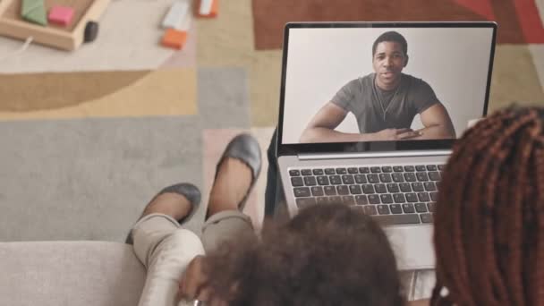 Από Πάνω Slowmo Του Νεαρού Μαύρου Στρατιωτικού Επικοινωνεί Την Αγαπημένη — Αρχείο Βίντεο