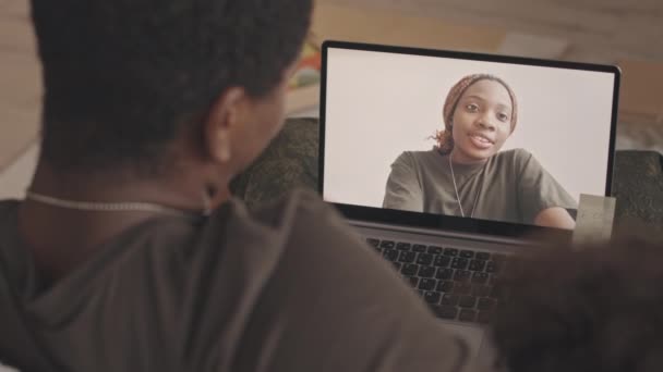 Зверху Повільно Молода Чорна Військова Жінка Спілкується Своєю Улюбленою Сім — стокове відео