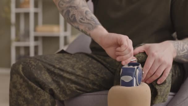 Midslowmo Της Αγνώριστης Συγκόλλησης Τατουάζ Χέρια Ρυθμίζοντας Μηχανισμό Στη Θέση — Αρχείο Βίντεο