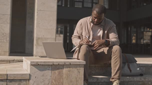 Медленно Молодой Черный Человек Бежевой Повседневной Одежде Помощью Ноутбука Делать — стоковое видео