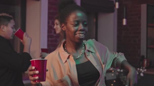 Média Lentidão Jovem Mulher Negra Enérgica Com Bebida Alcoólica Plástico — Vídeo de Stock